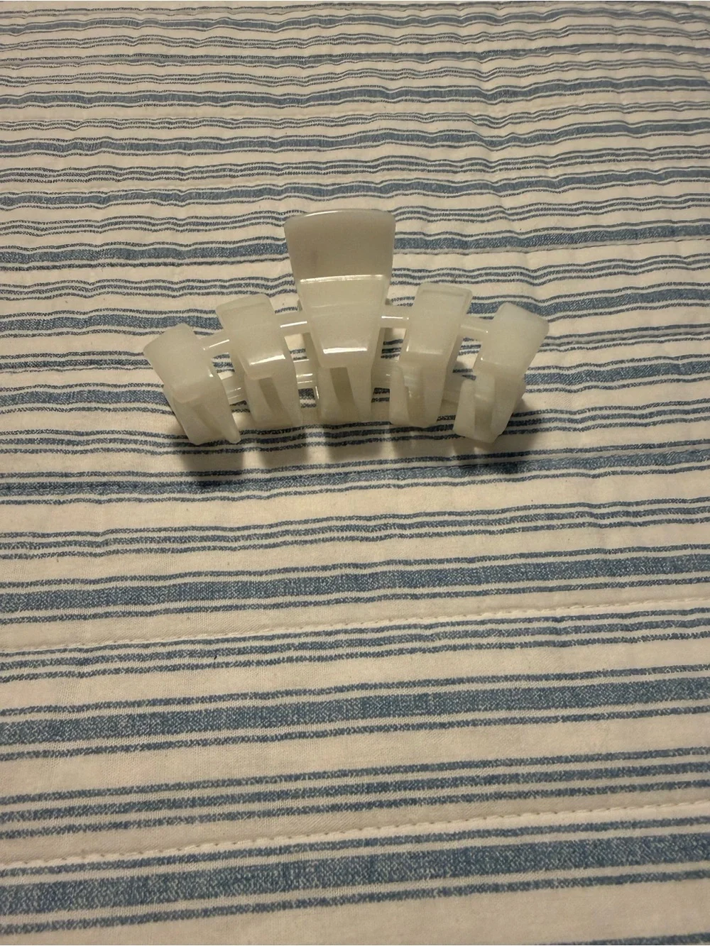 Teleties Medium Cream-Colored Hair Claw Clip